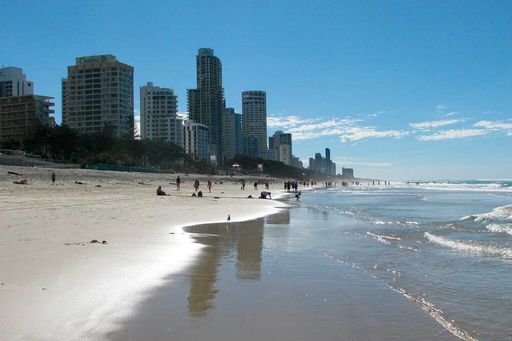Tem praia em Brisbane?